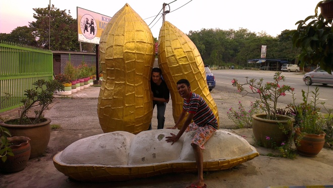 Goofing around with giant peanuts at Sempalit.