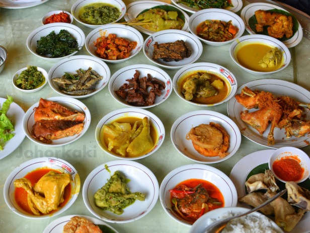 Figuring out what to eat would take longer than the time to eat your nasi padang (Photo by Johor Kaki).